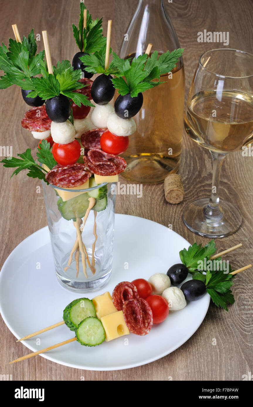Antipasto di salame con mozzarella, olive, pomodori ciliegini, cetriolo e  formaggio su uno spiedino Foto stock - Alamy
