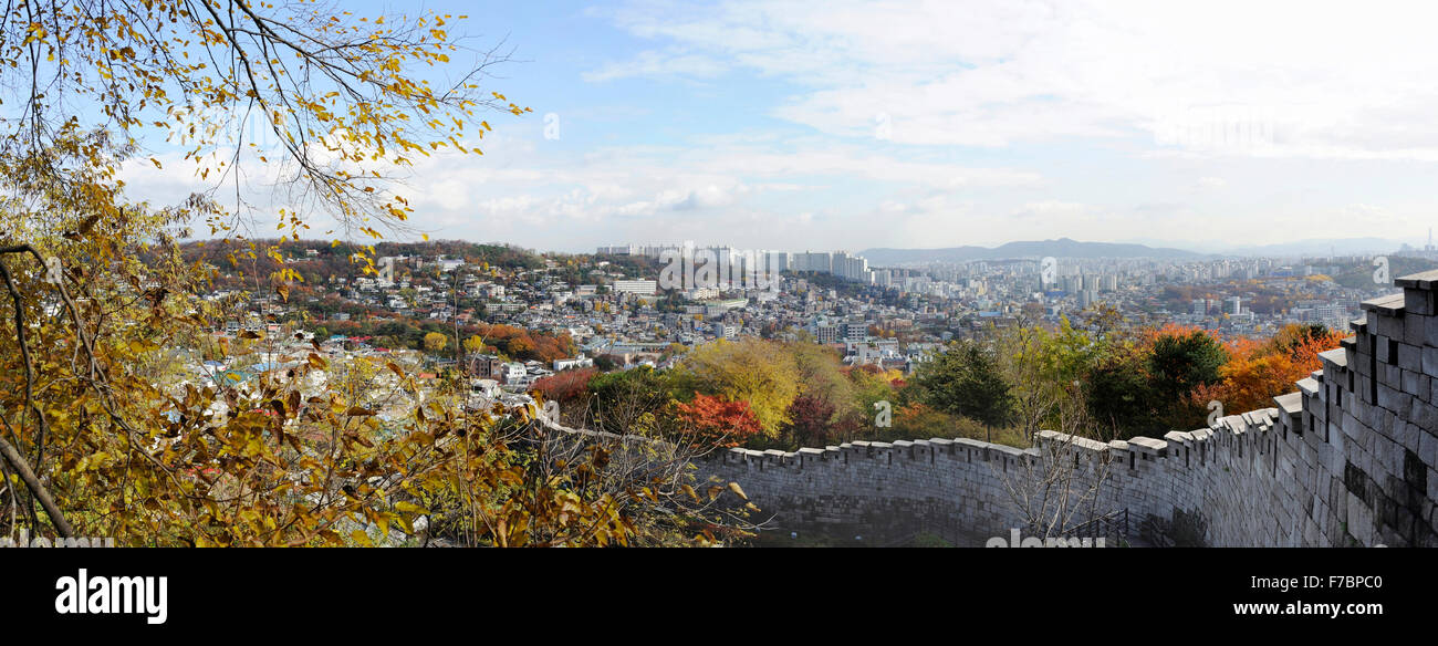 Vista panoramica della fortezza di parete Bugaksan montagna vicino a Seoul, Corea del Sud.La parete si estende 18.6 km Foto Stock