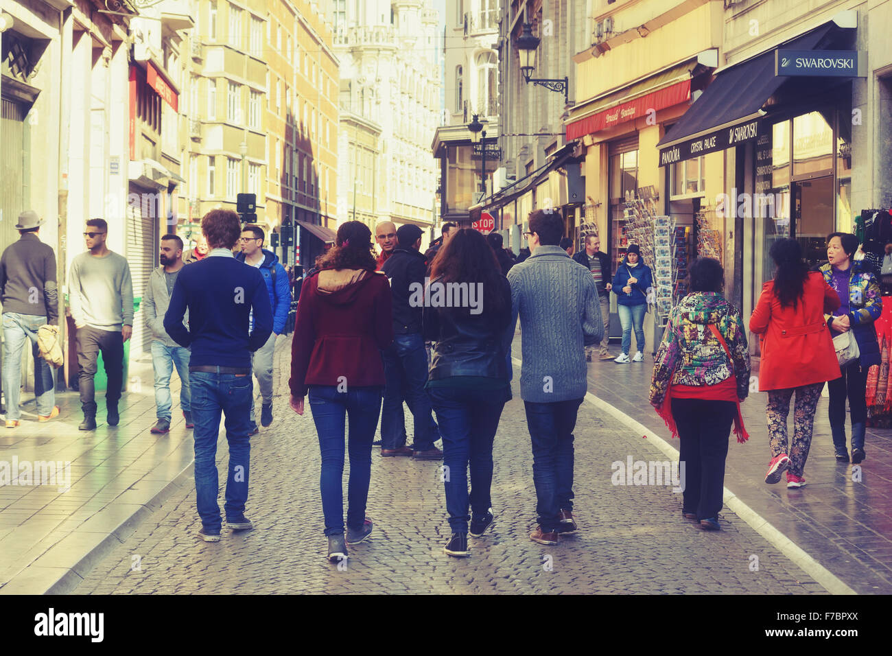 Bruxelles, Belgio-marzo 13, 2015: strada trafficata nel centro storico di Bruxelles attrae folle di turisti provenienti da altri paesi Foto Stock