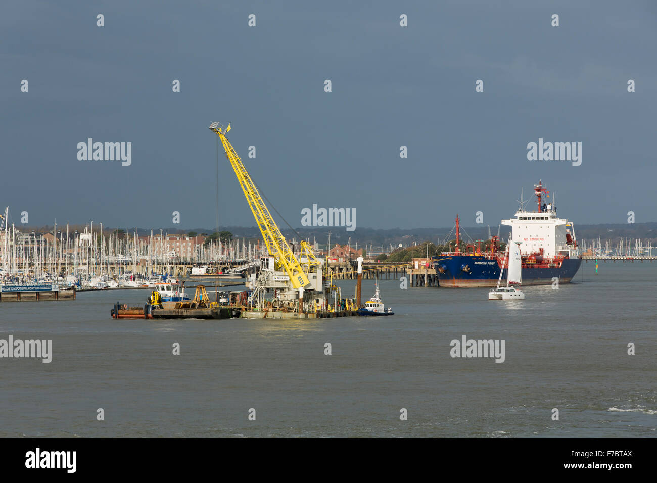 Gru su un pontone galleggiante nel porto di Portsmouth. Esecuzione di lavori di dragaggio in preparazione del nuovo RN vettori aerei Foto Stock