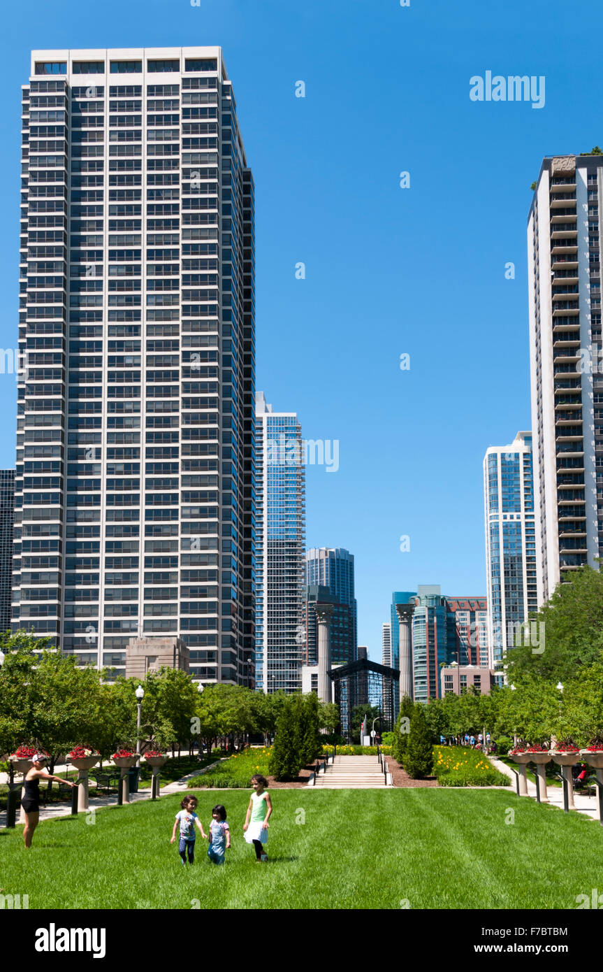 Appartamento di Chicago blocchi intorno il Richard & Annette Bloch sopravvissuti al cancro' Giardino di Grant Park. Foto Stock