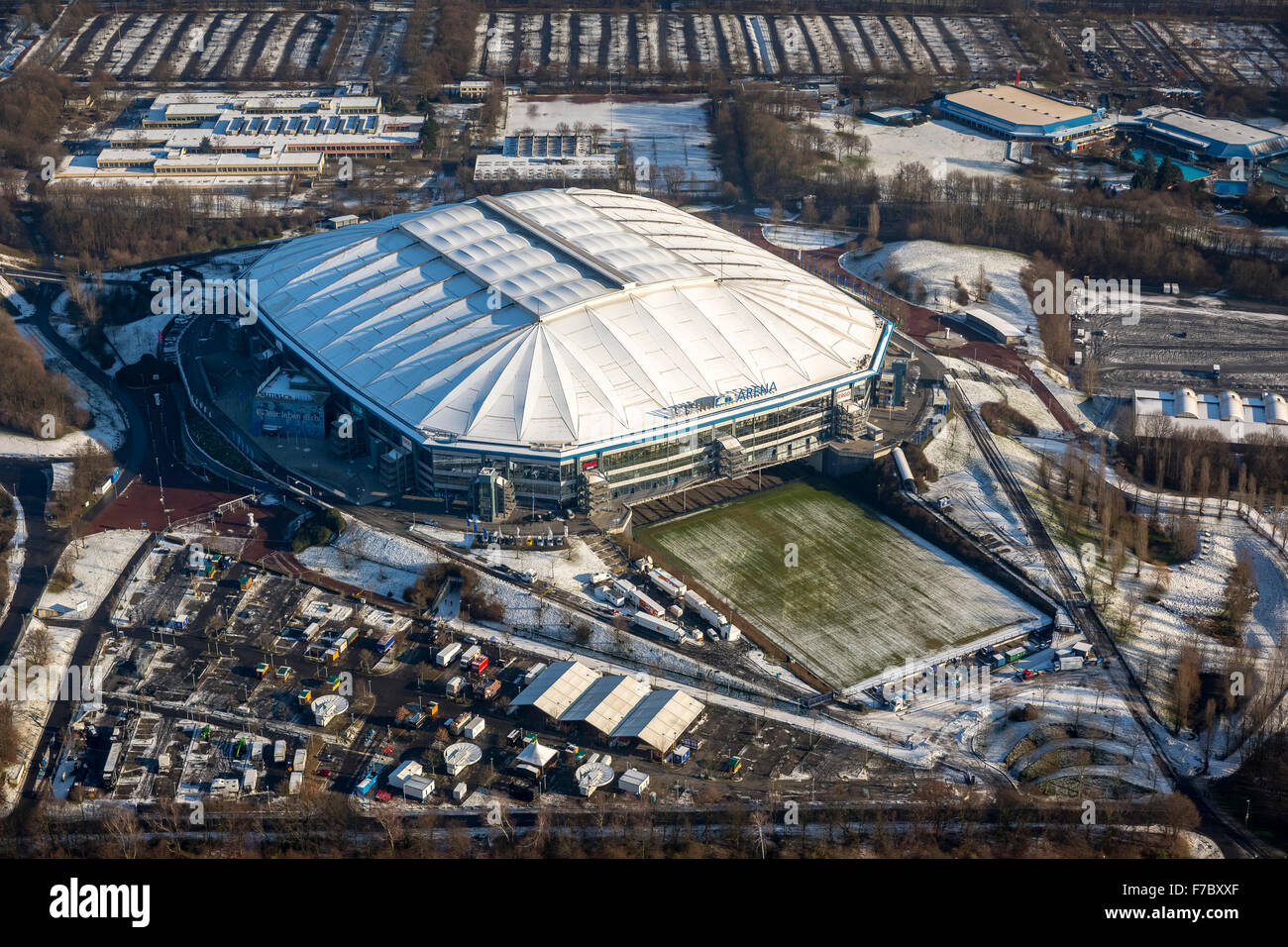 Veltins Arena in inverno, neve Schalke Stadium, S04, Bundesliga club, Gelsenkirchen, zona della Ruhr, Renania settentrionale-Vestfalia, Foto Stock