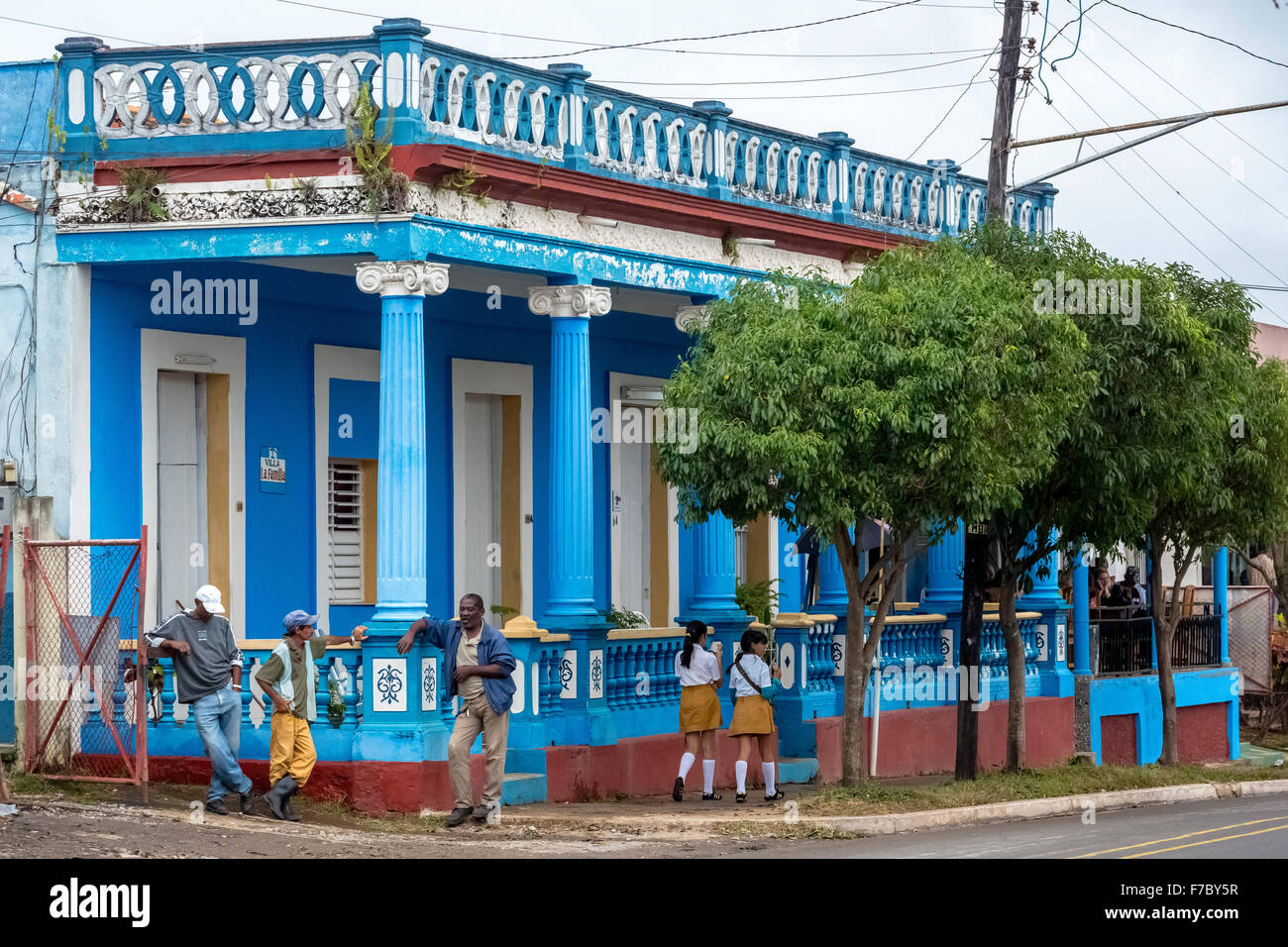 Tipico Cubano casa blu con colonne, i lavoratori e le ragazze in uniforme scolastica, Viñales, Cuba, Pinar del Rio, Cuba, America del Nord Foto Stock