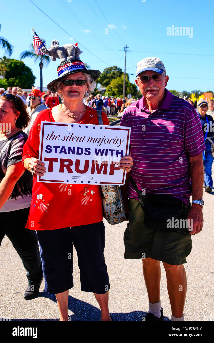 Seniors bianco tenendo un cartello il supporto di Donald Trump mostrando il loro appoggio alla sua candidatura presidenziale visita a Sarasota FL Foto Stock