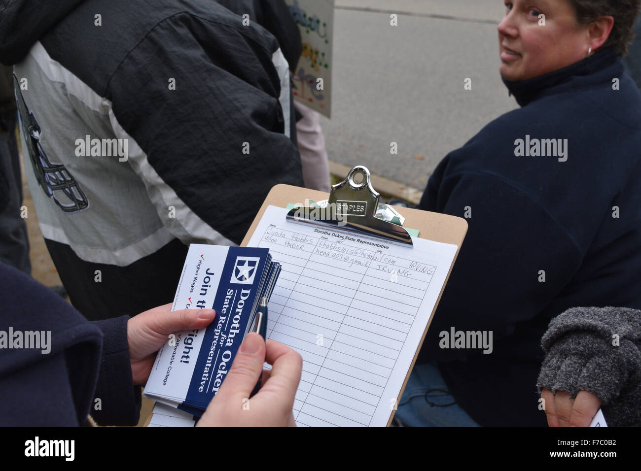 Irving, Texas, Stati Uniti d'America. 28 Nov, 2015. Rappresentante dello Stato candidato Ocker Dorthea parla di manifestanti al di fuori di una moschea in Irving, TX. Credito: Brian Humek/Alamy Live News Foto Stock