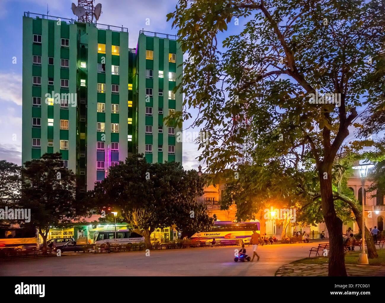 Hotel Santa Clara Libre su Vidal Park, la vita di strada nel centro di Santa Clara a Parque de Santa Clara Santa Clara, Cuba, Foto Stock