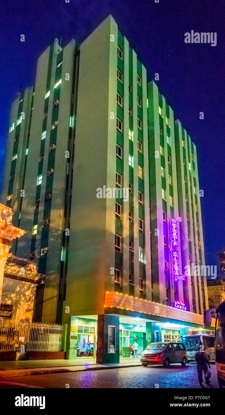 Hotel Santa Clara Libre su Vidal Park, la vita di strada nel centro di Santa Clara a Parque de Santa Clara Santa Clara, Cuba, Foto Stock