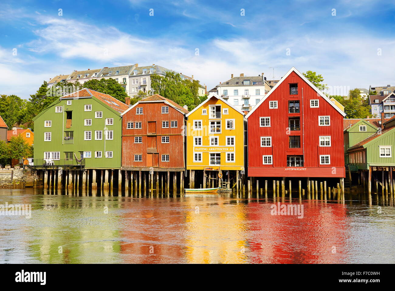 Storico di colorate case di archiviazione a Trondheim, Norvegia Foto Stock