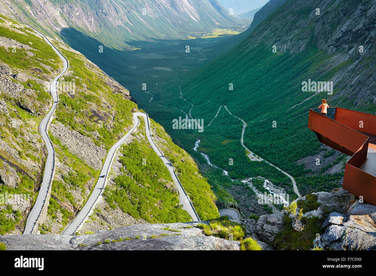 Tourist sulla piattaforma di osservazione, Trollstigen alta strada di montagna, Norvegia Foto Stock