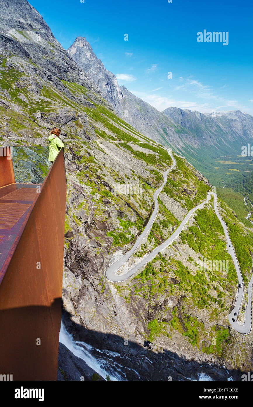 Trollstigen strada di montagna vicino Andalsness, Norvegia Foto Stock