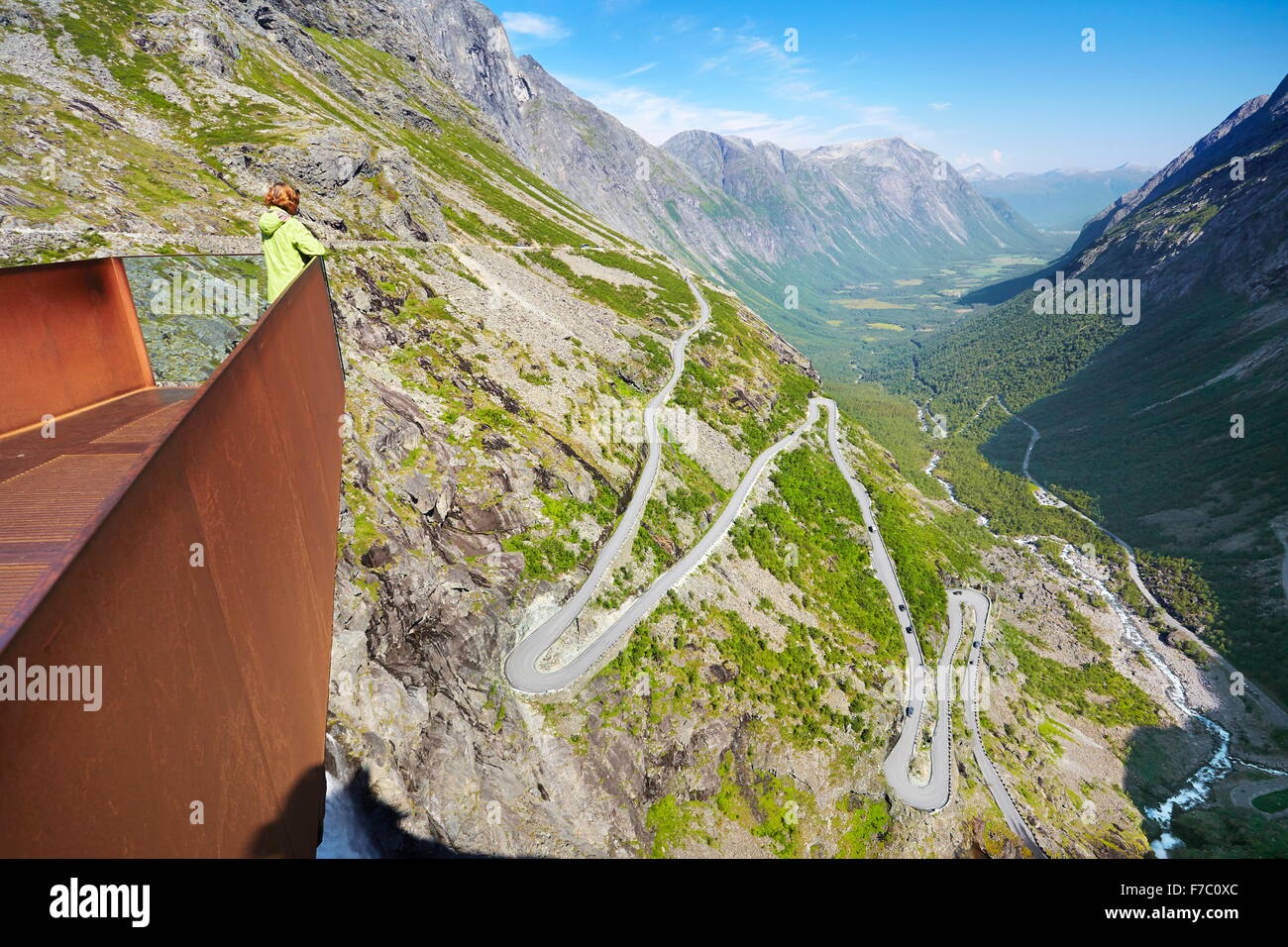 Tourist sulla piattaforma di osservazione, Trollstigen vicino Andalsness, Norvegia Foto Stock