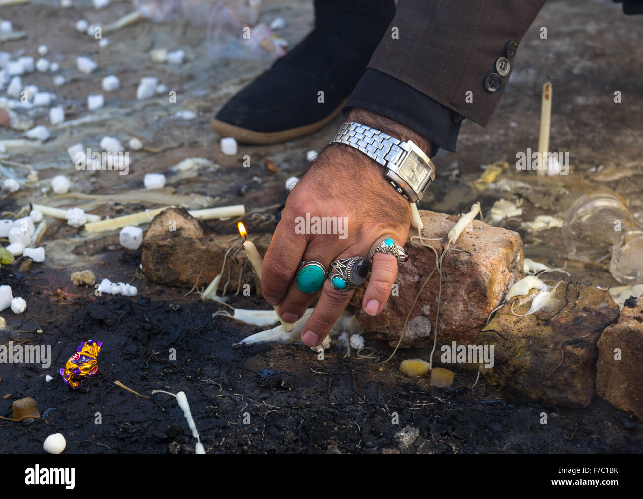 Un uomo candele luci durante Chehel Menbari Festival Tasu sull'un giorno per commemorare il martirio Anniversario dell imam Hussein, Lorestan Provincia, Khorramabad, Iran Foto Stock