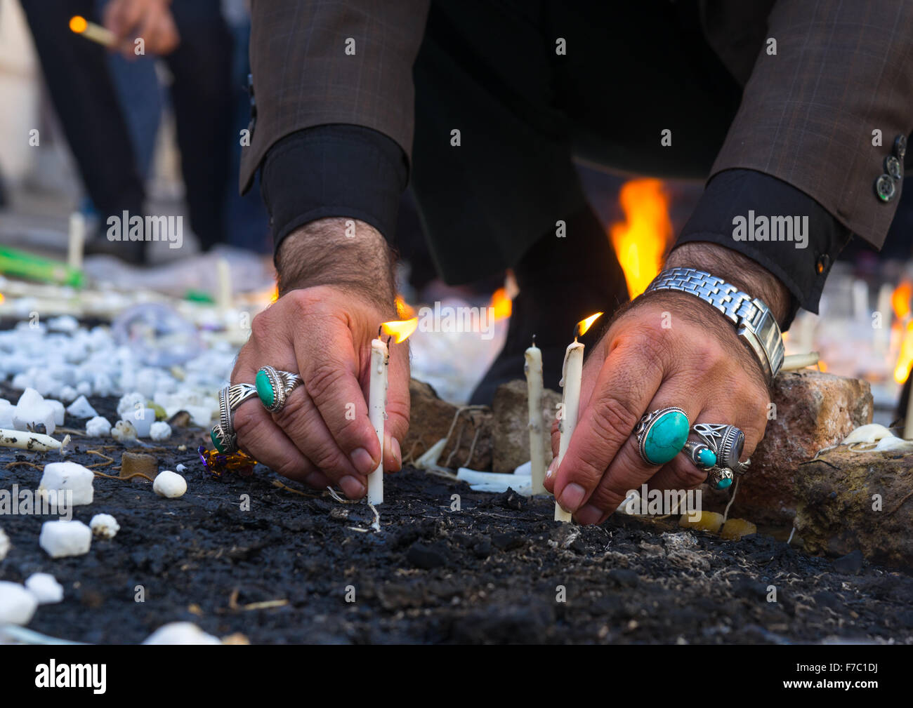 Un uomo candele luci durante Chehel Menbari Festival Tasu sull'un giorno per commemorare il martirio Anniversario dell imam Hussein, Lorestan Provincia, Khorramabad, Iran Foto Stock