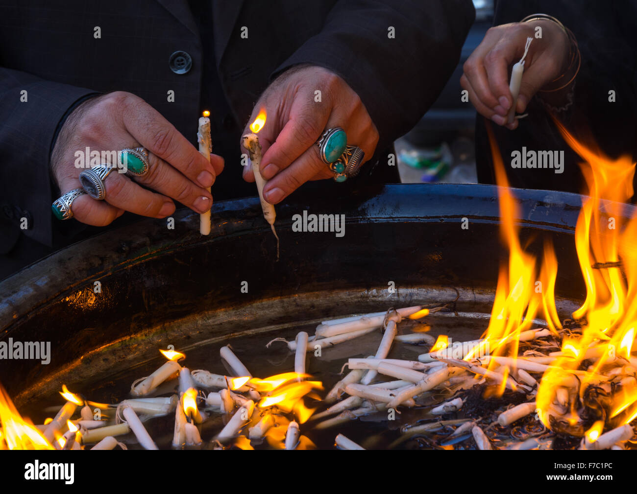 Un uomo candele luci durante Chehel Festival Menbari Ton Tasu'un giorno per commemorare il martirio Anniversario dell imam Hussein, Lorestan Provincia, Khorramabad, Iran Foto Stock