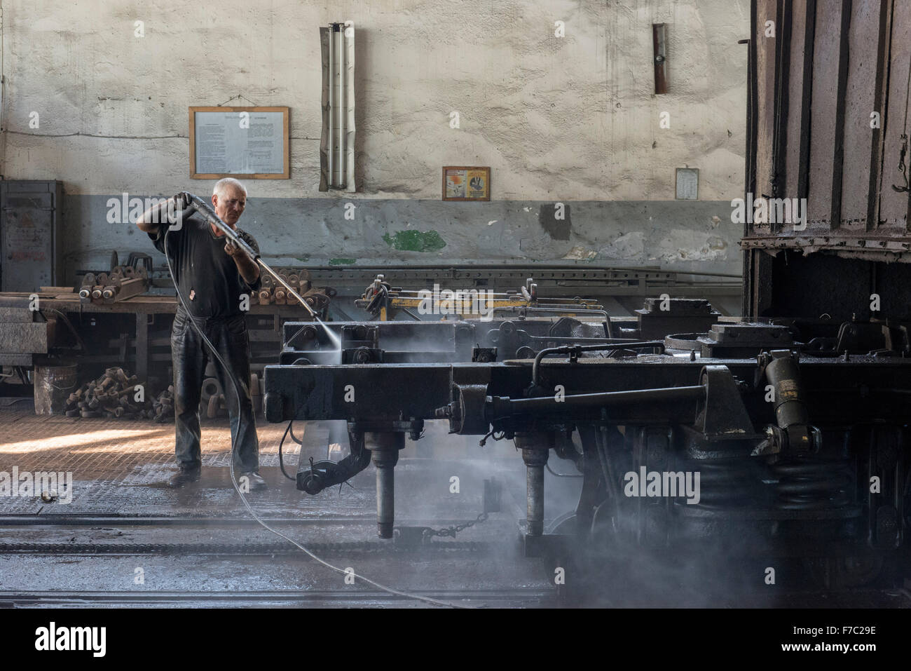 Lavoratore, operazioni di pulizia a pressione elevata, Repair Shop, CFM deposito dei treni, Chisinau Foto Stock