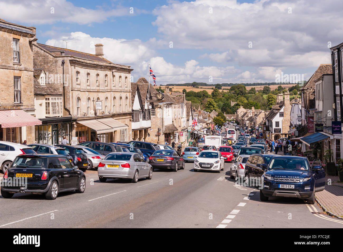 La trafficata high street a Burford , Oxfordshire , Inghilterra , Inghilterra , Regno Unito Foto Stock