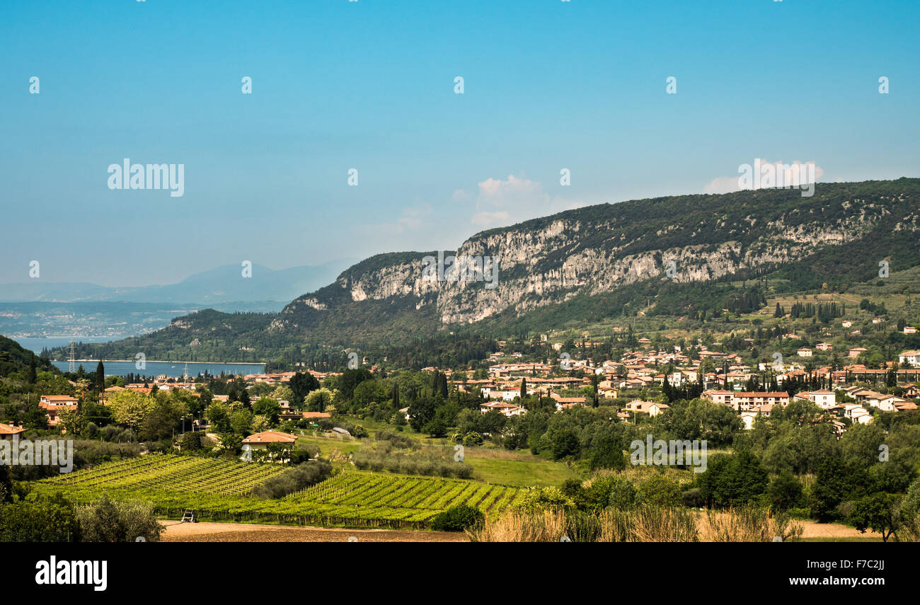 Il lago di Garda e Garda viste sulla città dalle colline circostanti. Foto Stock