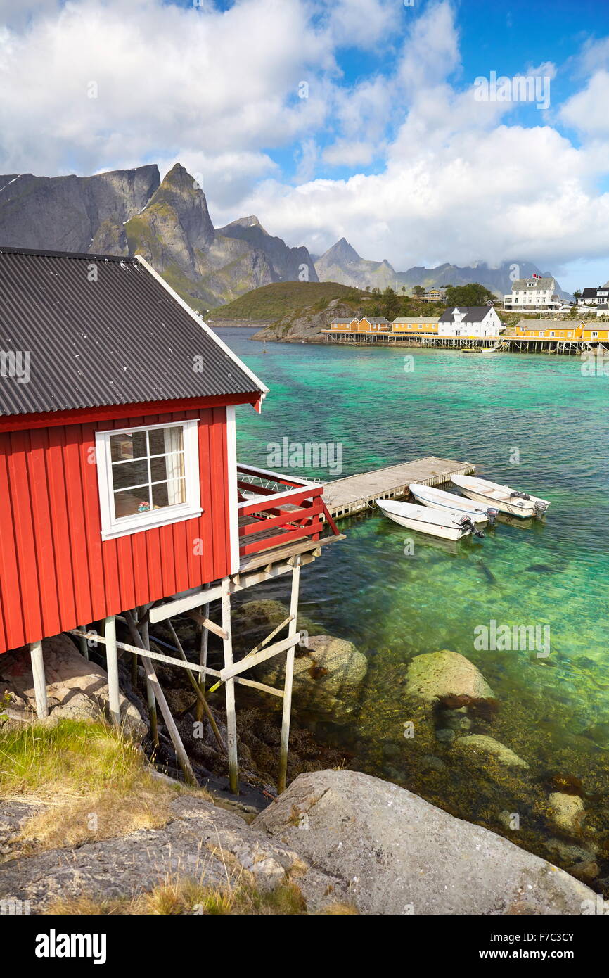Tradizionale in rosso i pescatori in legno's cottage, Lofoten Island, Norvegia Foto Stock