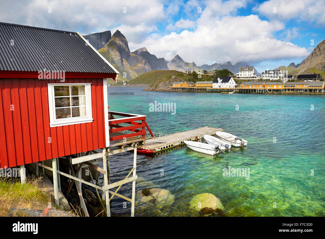 Isole Lofoten, rosso tradizionale di pescatori di capanne Rorbu, Norvegia Foto Stock