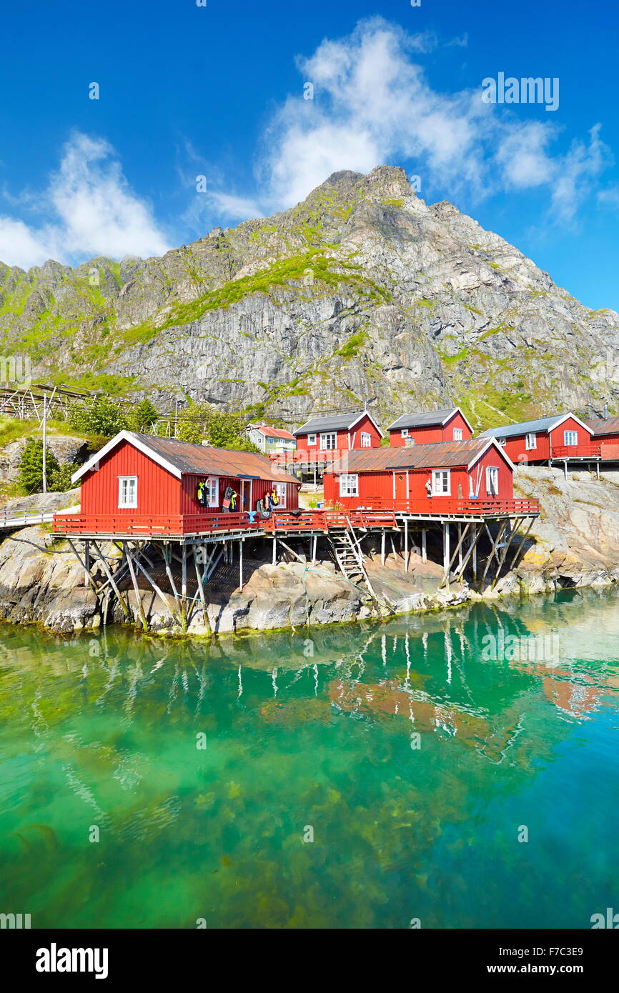 Tradizionale in legno rosso rorbu capanne su isola di Moskenesoya, Isole Lofoten in Norvegia Foto Stock