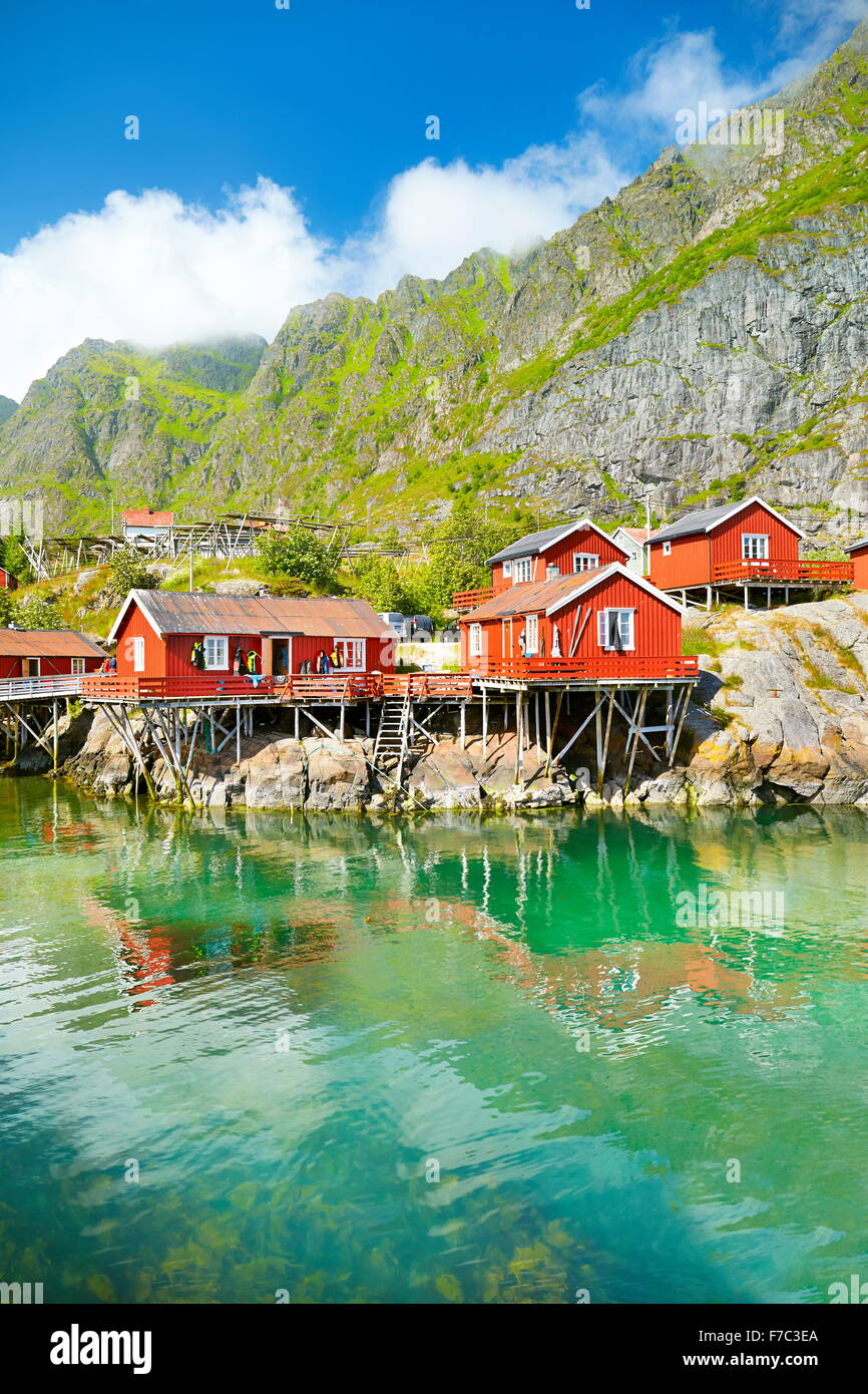 Isole Lofoten, tradizionale in legno rosso rorbu capanna sulla isola di Moskenesoya, Norvegia Foto Stock