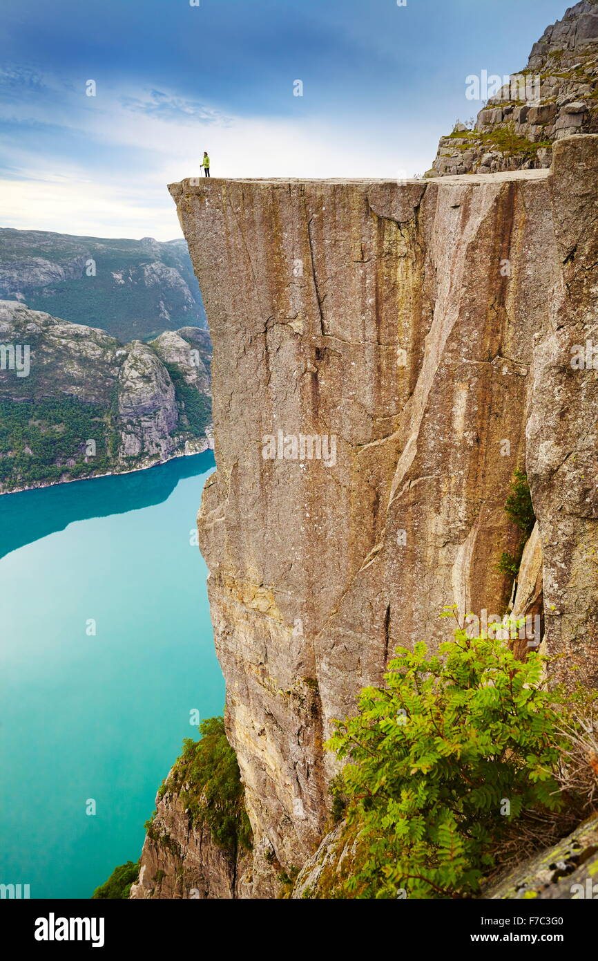 Turista singolo sul pulpito Rock Landscape, Prekestolen, Lysefjorden, Norvegia Foto Stock