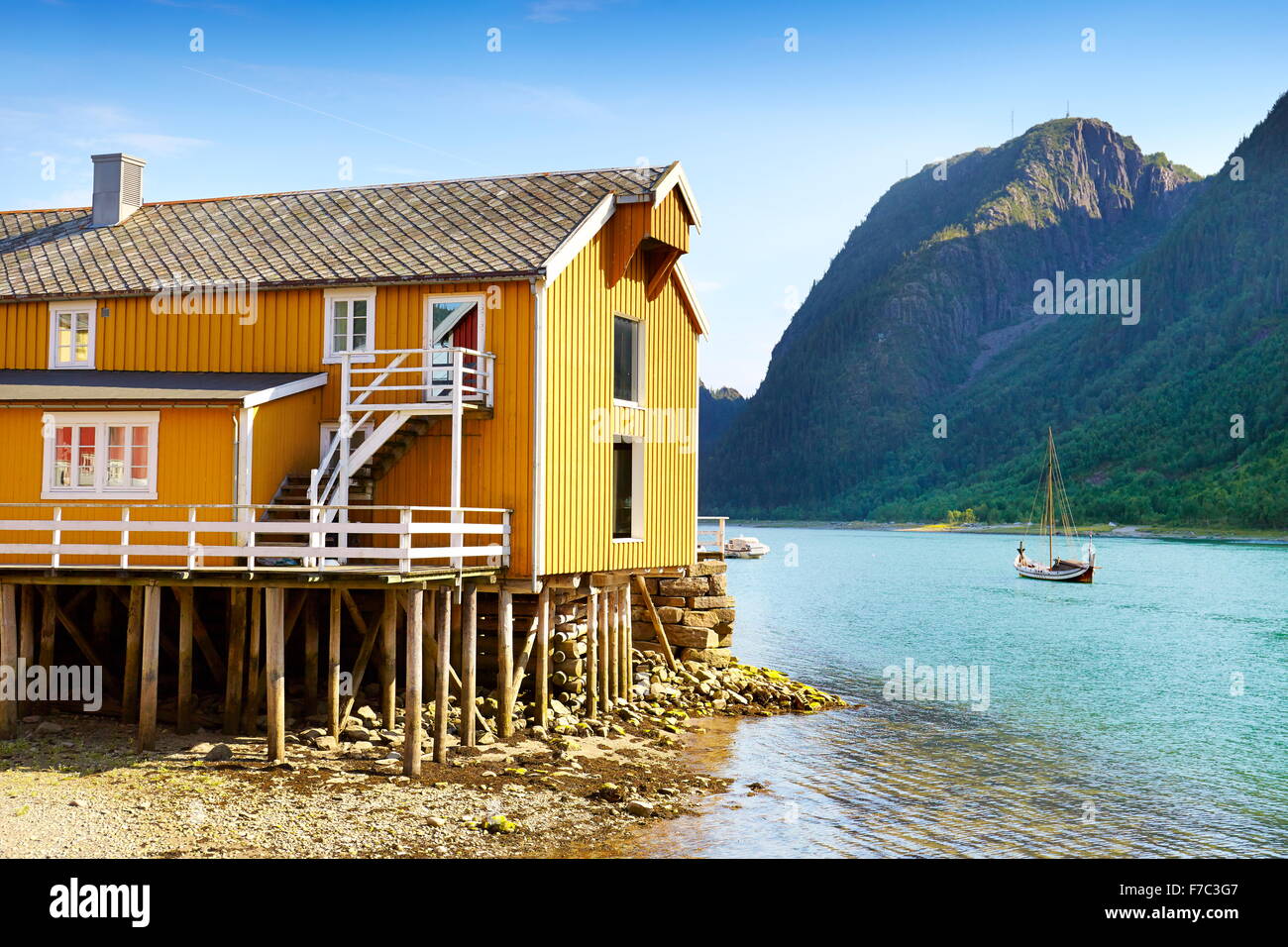Tradizionale in legno casa stilt, Mosjoen, Norvegia Foto Stock