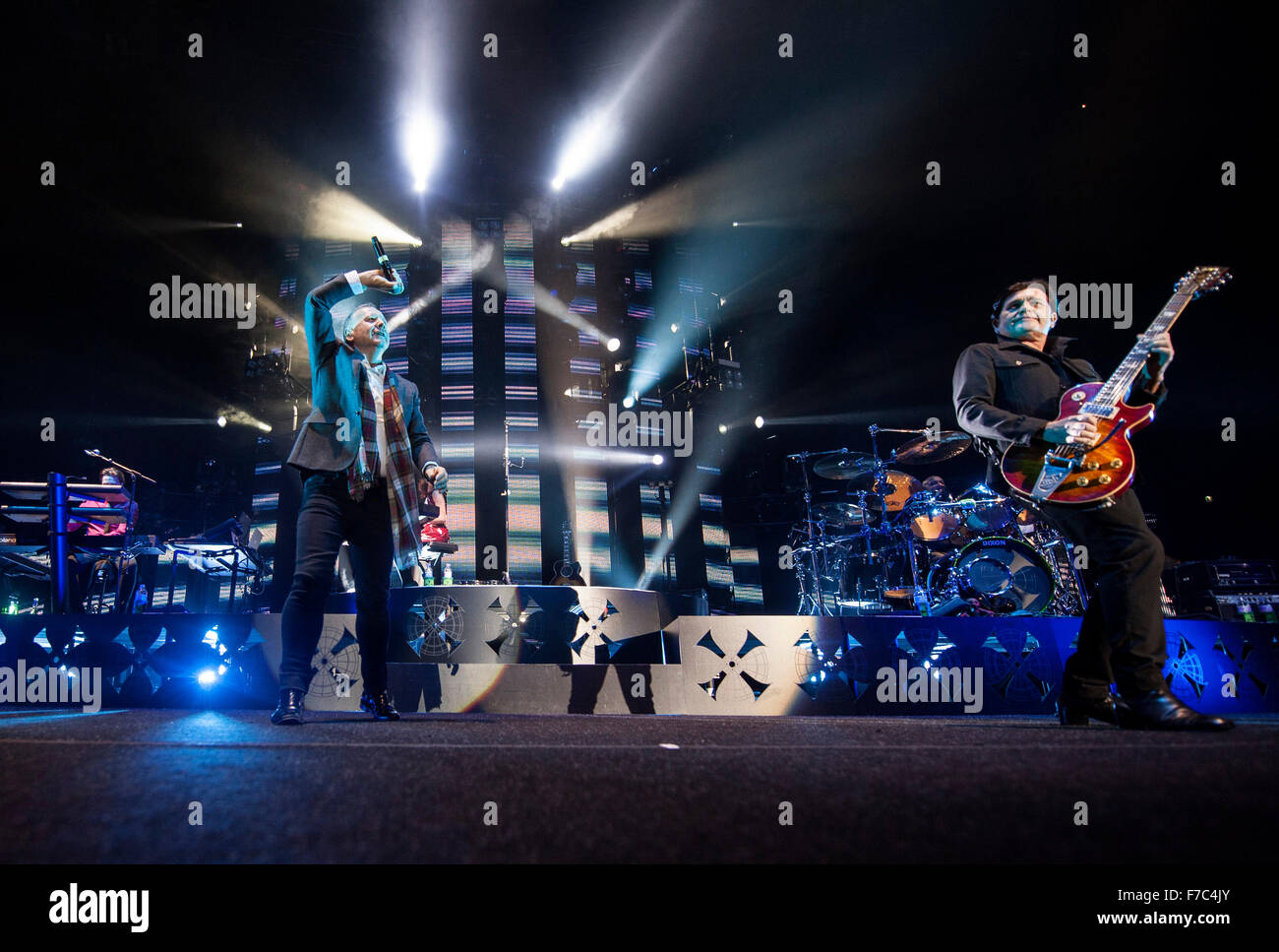 Glasgow, Scotland, Regno Unito. 28 Nov, 2015. Charlie Burchill e Jim Kerr dei Simple Minds eseguire al VEDERE Idro il 28 novembre 2015 a Glasgow, Scotland Credit: Sam Kovak/Alamy Live News Foto Stock