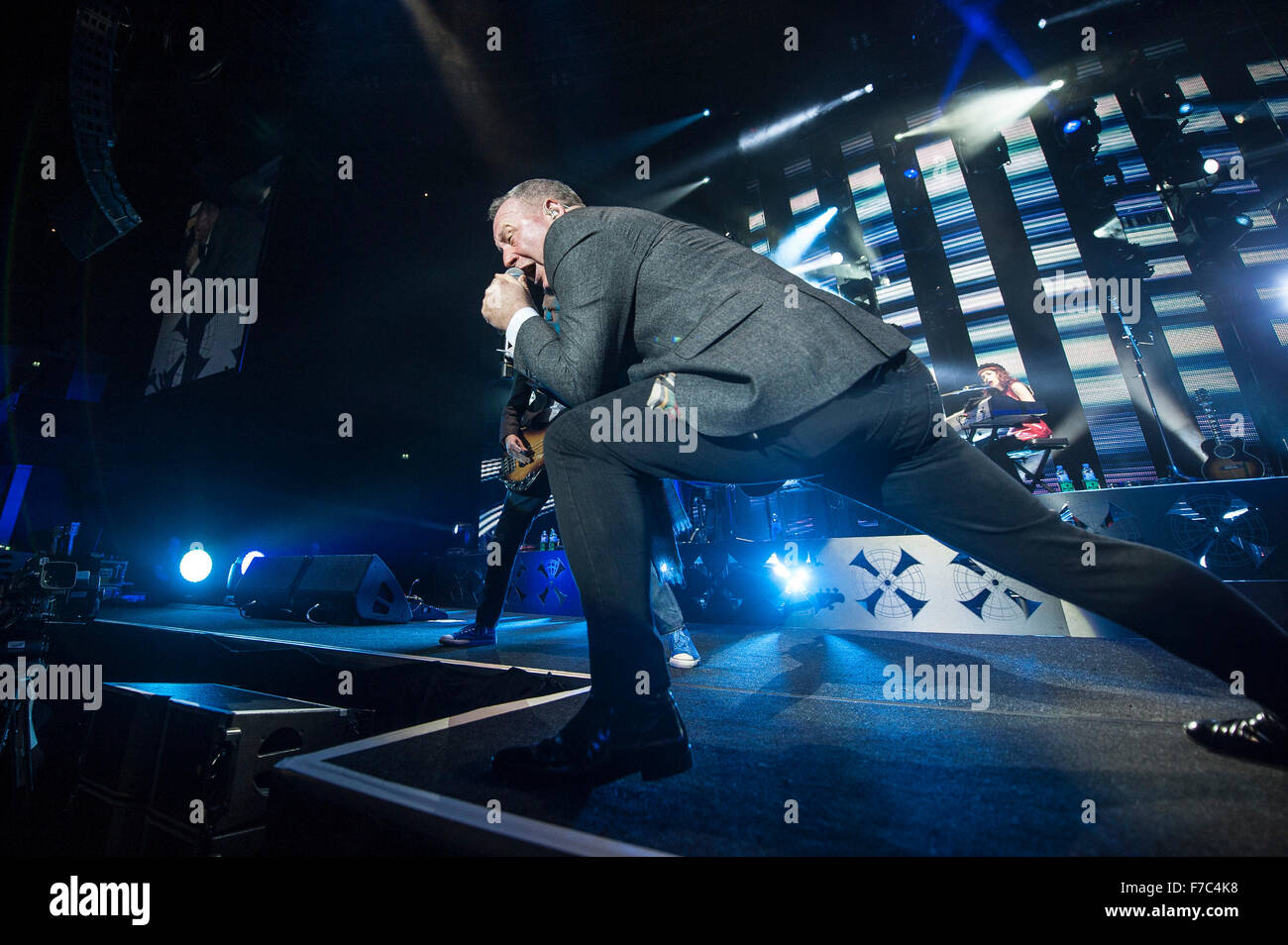 Jim Kerr dei Simple Minds esegue al VEDERE Idro il 28 novembre 2015 a Glasgow, Scotland Credit: Sam Kovak/Alamy Live News Foto Stock