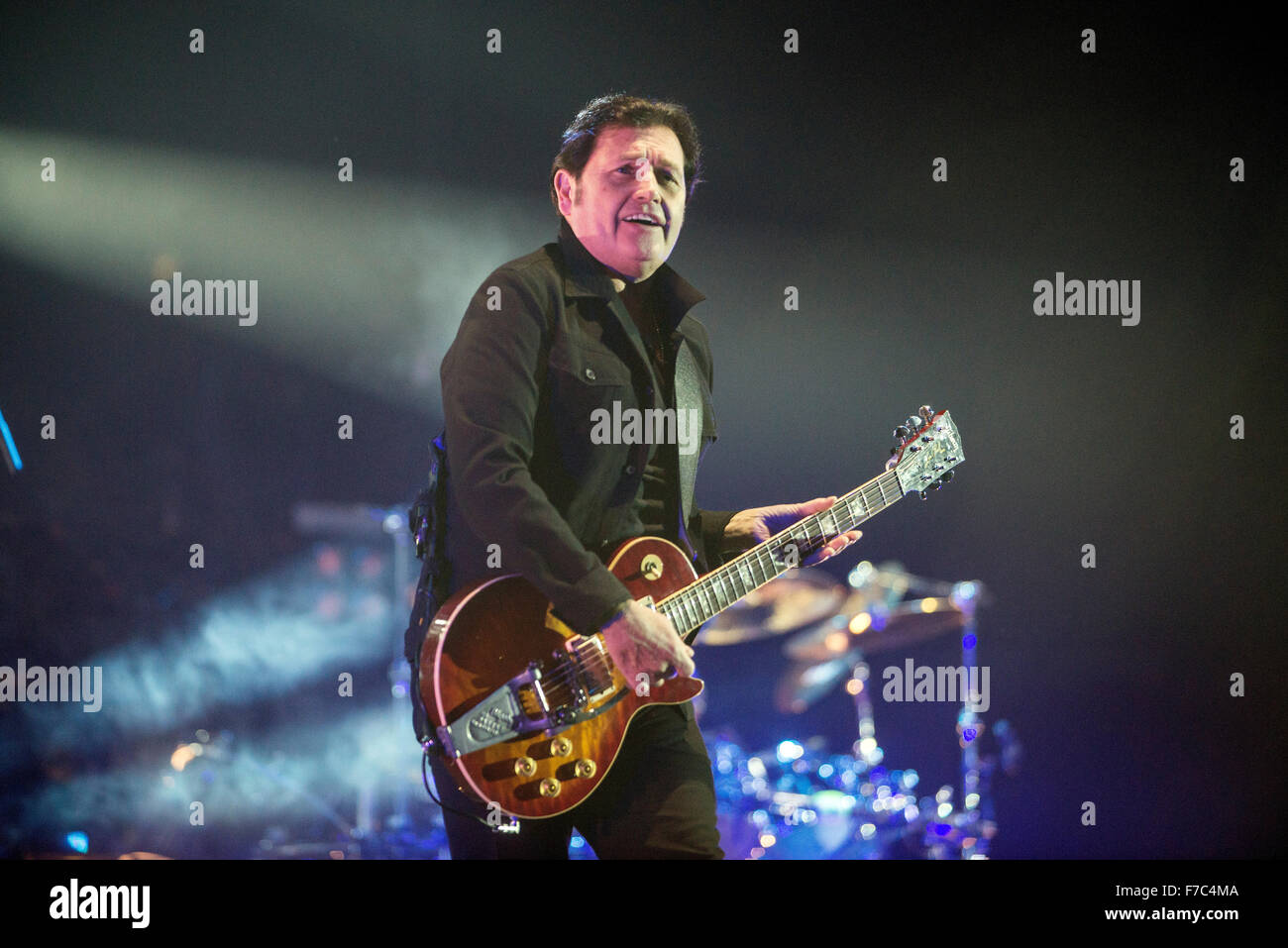 Glasgow, Scotland, Regno Unito. 28 Nov, 2015. Charlie Burchill dei Simple Minds eseguire al VEDERE Idro il 28 novembre 2015 a Glasgow, Scotland Credit: Sam Kovak/Alamy Live News Foto Stock