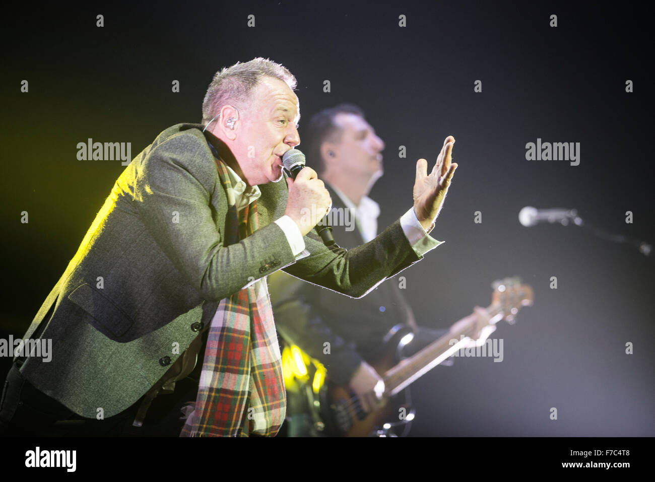 Jim Kerr dei Simple Minds esegue al VEDERE Idro il 28 novembre 2015 a Glasgow, Scotland Credit: Sam Kovak/Alamy Live News Foto Stock