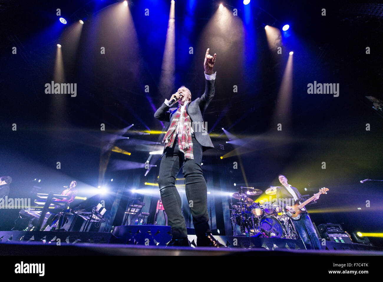 Jim Kerr dei Simple Minds esegue al VEDERE Idro il 28 novembre 2015 a Glasgow, Scotland Credit: Sam Kovak/Alamy Live News Foto Stock