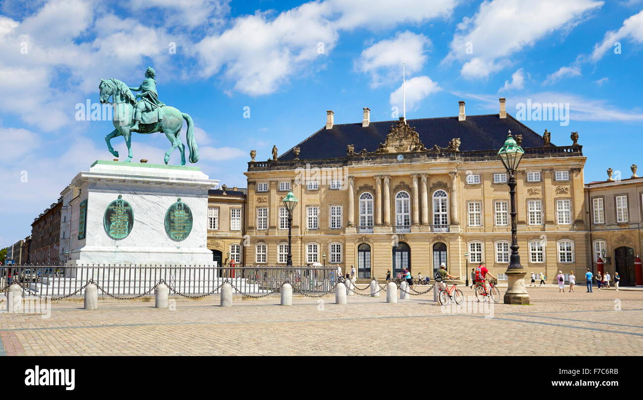 Statua di Re Frederik presso il Palazzo Amalienborg, Copenhagen, Danimarca Foto Stock