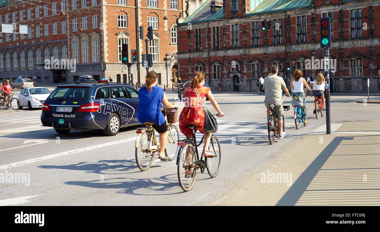 In bicicletta sulla strada di Copenhagen, Danimarca Foto Stock