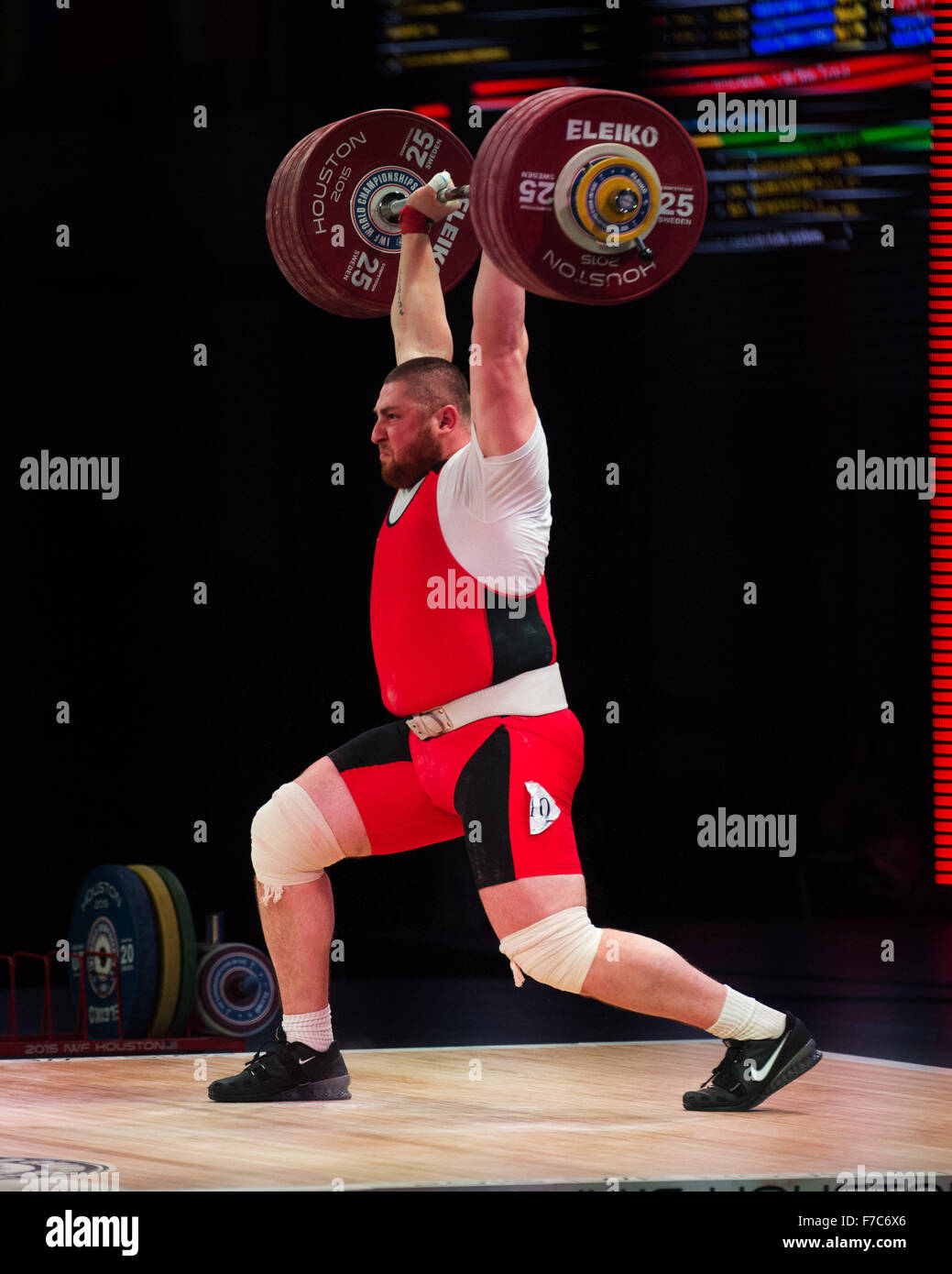 26 novembre 2015: Lasha Talakhadze della Georgia vince la medaglia di bronzo nel pulire e jerk ed un argento nel totale negli uomini 105+ Classe al mondo Weightlfting campionati di Houston, Texas. Brent Clark/Alamy Live News Foto Stock