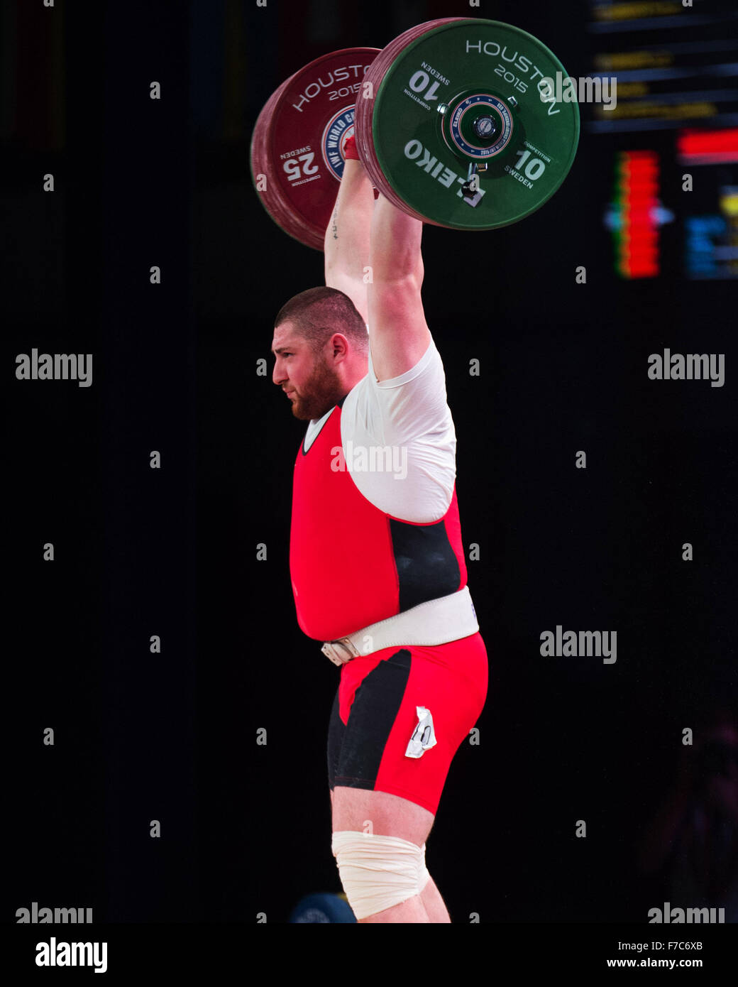 26 novembre 2015: Lasha Talakhadze della Georgia vince la medaglia di bronzo nel pulire e jerk ed un argento nel totale negli uomini 105+ Classe al mondo Weightlfting campionati di Houston, Texas. Brent Clark/Alamy Live News Foto Stock