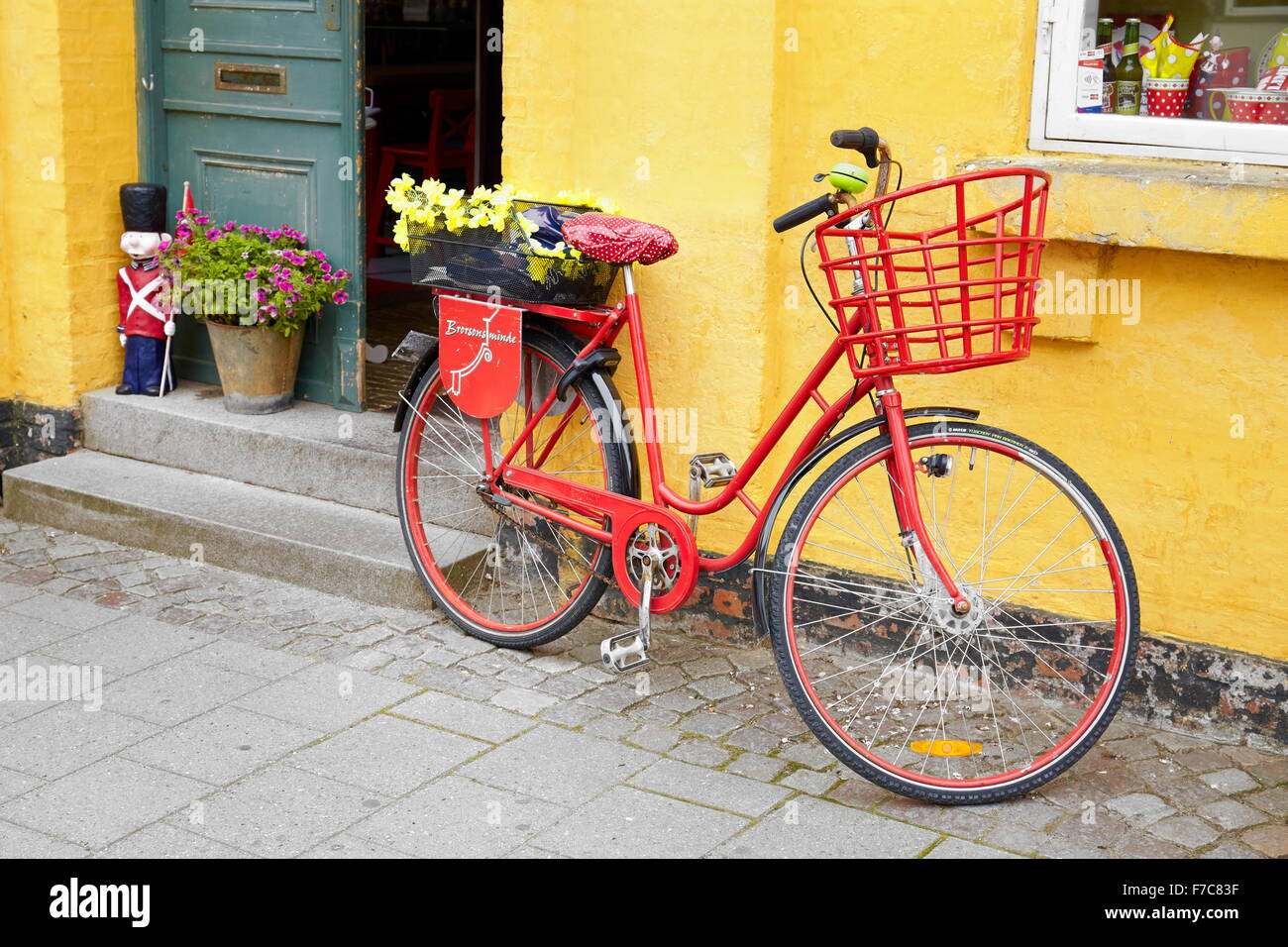La bicicletta sulla strada di Ribe Città Vecchia, Danimarca Foto Stock