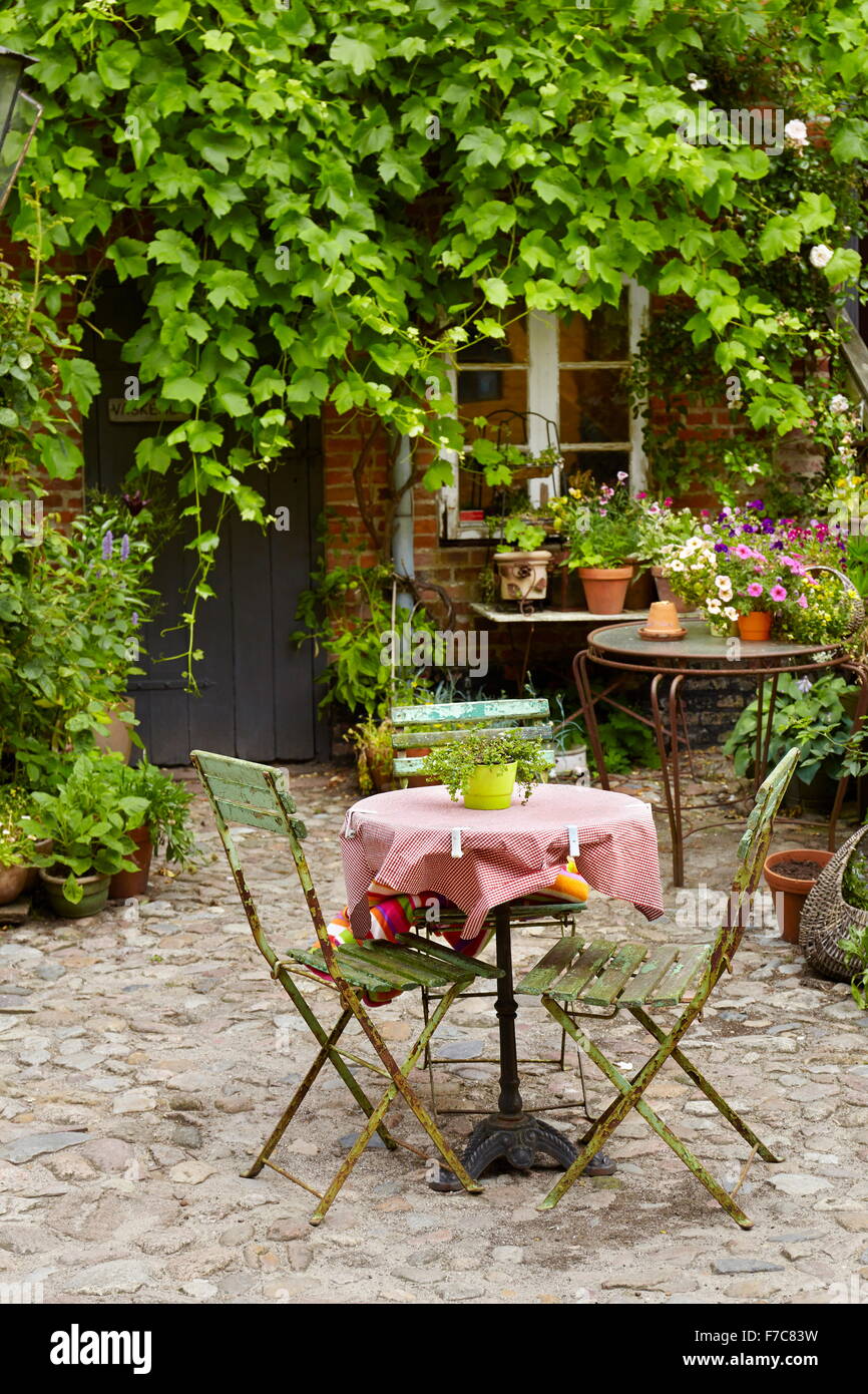 Un tavolo per due in un ristorante all'aperto, Ribe Città Vecchia, Danimarca Foto Stock