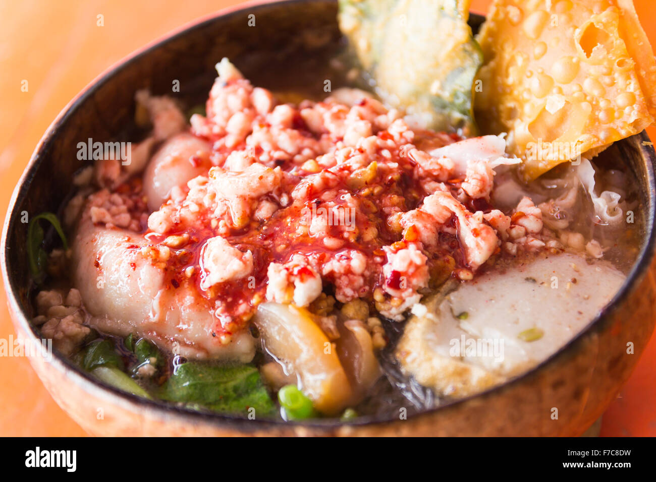 Rosa piatti a base di pesce e di carne macinata di maiale tagliatelle in tazza di cocco Foto Stock