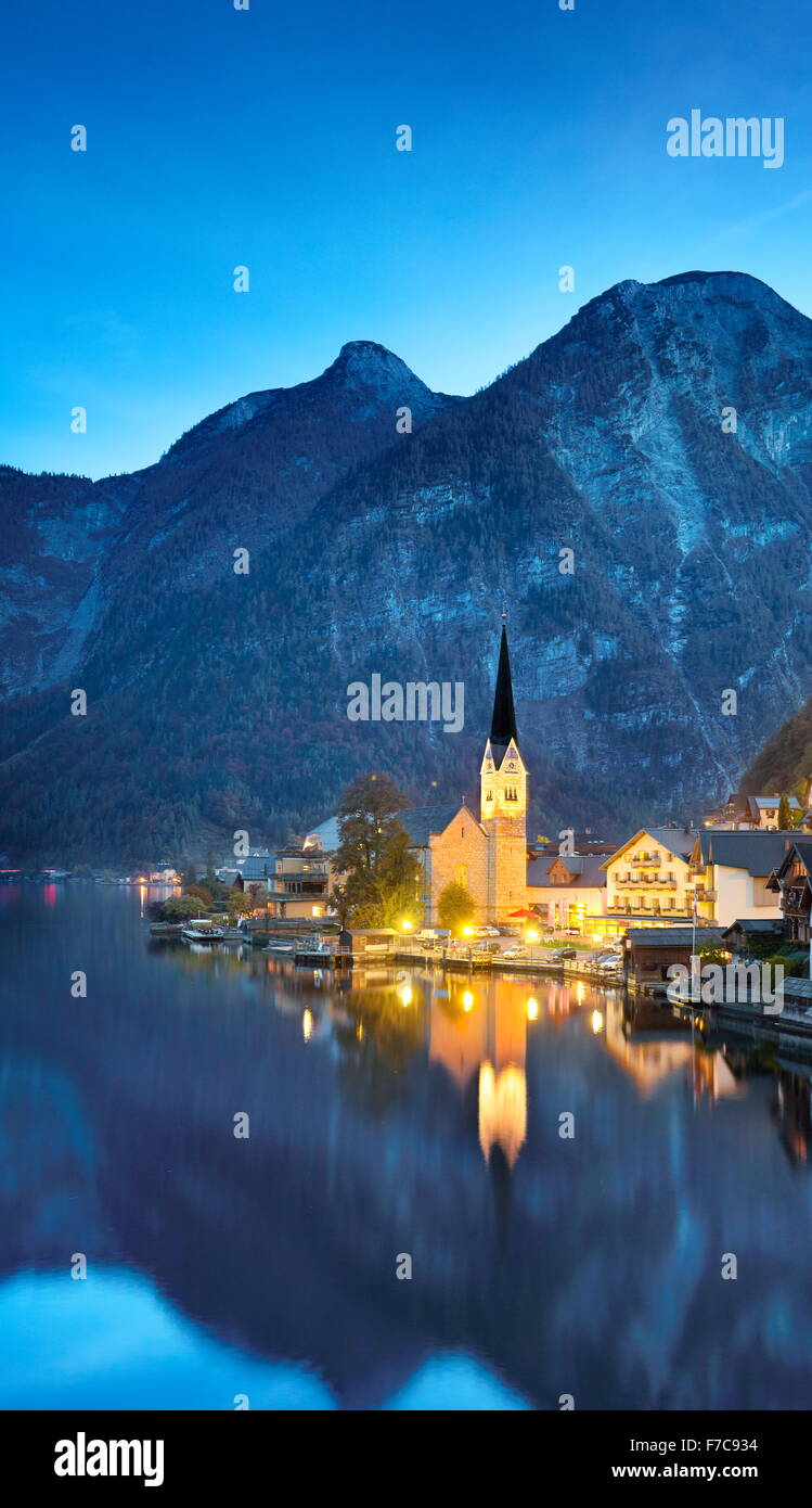 Hallstatt in serata, Salzkammergut, Alpi austriache, Austria, UNESCO Foto Stock