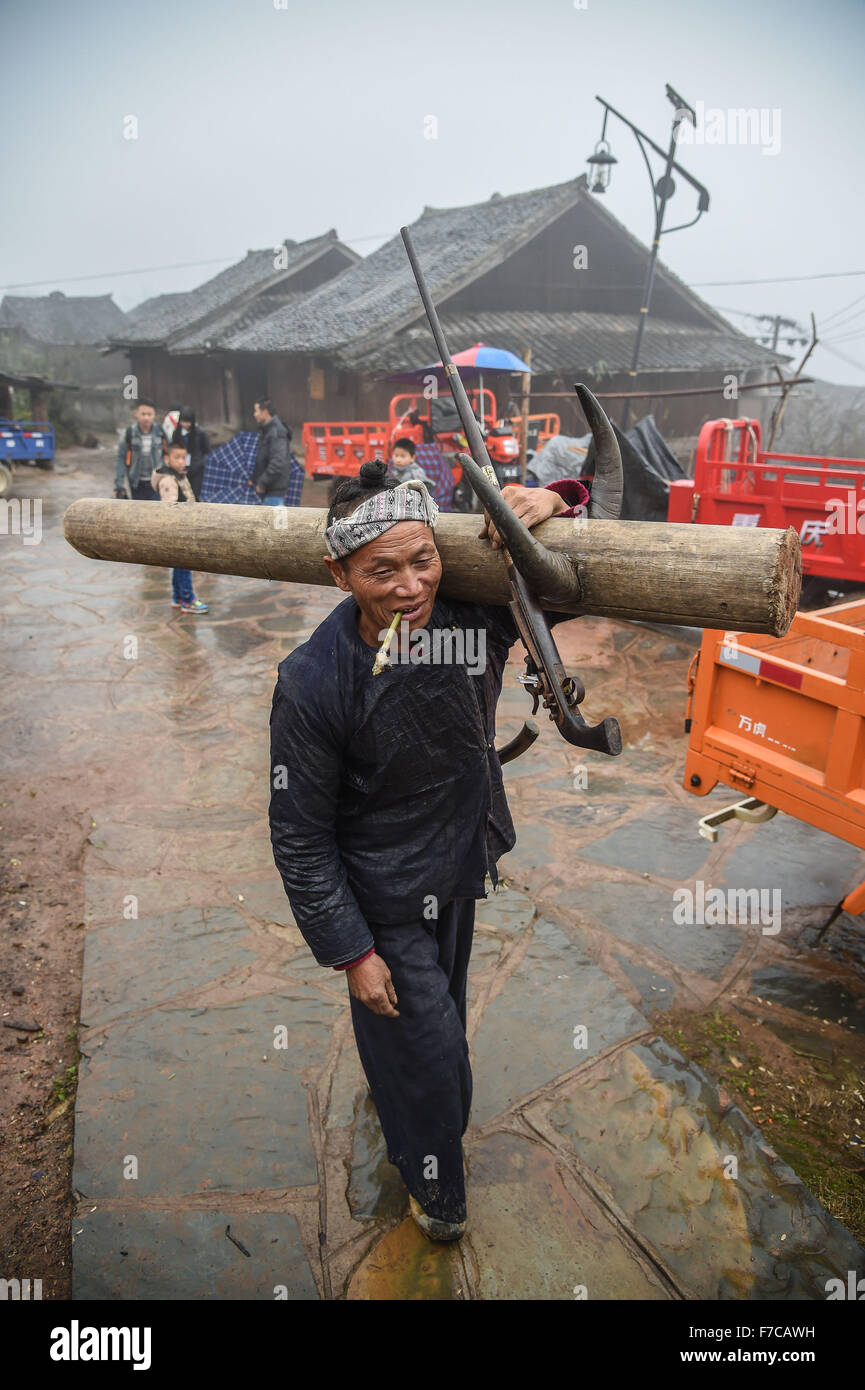 Congjiang, a sud-ovest della Cina di Guizhou. 28 Nov, 2015. Un abitante locale tiene il suo fucile da caccia al Basha villaggio di Miao gruppo etnico in Congjiang county, a sud-ovest della Cina di Guizhou, nov. 28, 2015. Il villaggio è risieduto dal popolo del Miao gruppo etnico che hanno mantenuto la loro unica le usanze e la cultura risalenti alle Dinastie Ming e Qing. Ogni maschio adulto di questo villaggio possiede un fucile da caccia in polvere, che ha valso il titolo di "l'ultimo banditi la tribù dei Miao gruppo etnico". © Liu Xu/Xinhua/Alamy Live News Foto Stock Congjiang, a sud-ovest della Cina di Guizhou. 28 Nov, 2015. Un abitante locale tiene il suo fucile da caccia al Basha villaggio di Miao gruppo etnico in Congjiang county, a sud-ovest della Cina di Guizhou, nov. 28, 2015. Il villaggio è risieduto dal popolo del Miao gruppo etnico che hanno mantenuto la loro unica le usanze e la cultura risalenti alle Dinastie Ming e Qing. Ogni maschio adulto di questo villaggio possiede un fucile da caccia in polvere, che ha valso il titolo di "l'ultimo banditi la tribù dei Miao gruppo etnico". © Liu Xu/Xinhua/Alamy Live News Foto Stock