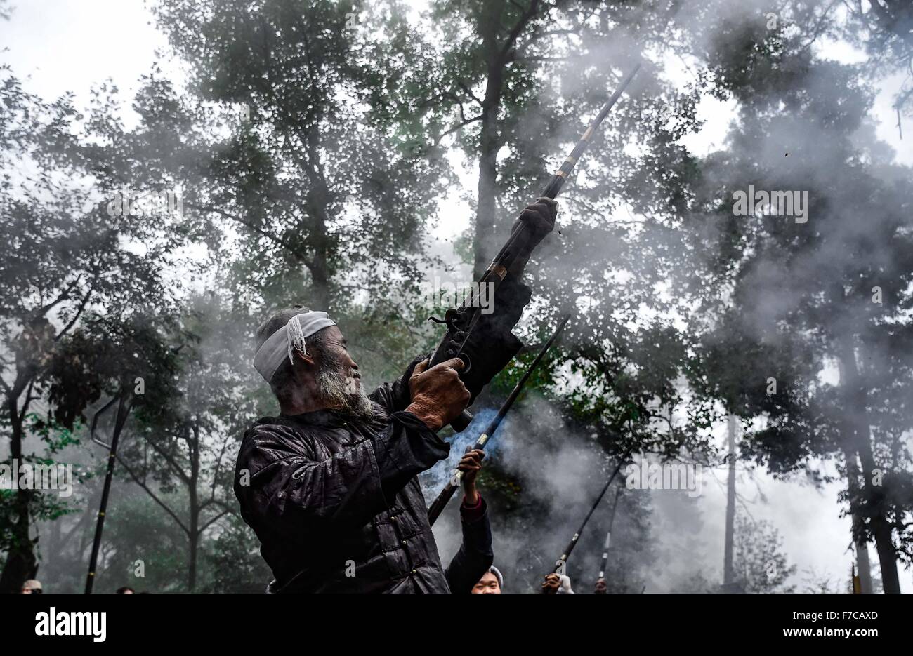 Congjiang, a sud-ovest della Cina di Guizhou. 28 Nov, 2015. Un abitante locale incendi la sua pistola a salve i turisti al Basha villaggio di Miao gruppo etnico in Congjiang county, a sud-ovest della Cina di Guizhou, nov. 28, 2015. Il villaggio è risieduto dal popolo del Miao gruppo etnico che hanno mantenuto la loro unica le usanze e la cultura risalenti alle Dinastie Ming e Qing. Ogni maschio adulto di questo villaggio possiede un fucile da caccia in polvere, che ha valso il titolo di "l'ultimo banditi la tribù dei Miao gruppo etnico". © Liu Xu/Xinhua/Alamy Live News Foto Stock Congjiang, a sud-ovest della Cina di Guizhou. 28 Nov, 2015. Un abitante locale incendi la sua pistola a salve i turisti al Basha villaggio di Miao gruppo etnico in Congjiang county, a sud-ovest della Cina di Guizhou, nov. 28, 2015. Il villaggio è risieduto dal popolo del Miao gruppo etnico che hanno mantenuto la loro unica le usanze e la cultura risalenti alle Dinastie Ming e Qing. Ogni maschio adulto di questo villaggio possiede un fucile da caccia in polvere, che ha valso il titolo di "l'ultimo banditi la tribù dei Miao gruppo etnico". © Liu Xu/Xinhua/Alamy Live News Foto Stock