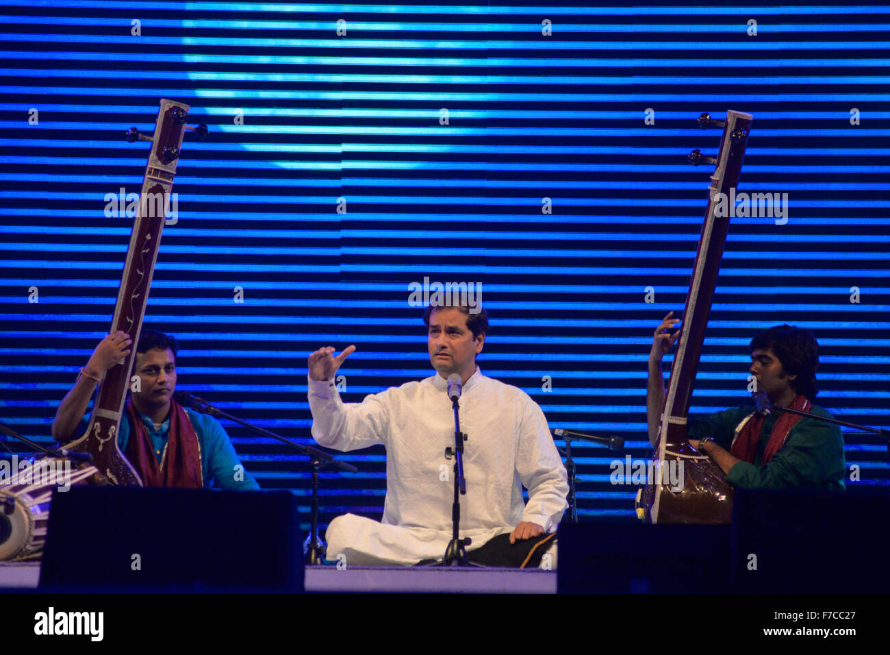 Dacca in Bangladesh. 29 Nov, 2015. Artista indiano Pandit Uday Bhawalkar, medio, eseguite il fondamentale Raga Yaman nel Bengala e Festival di musica classica a esercito Stadium a Dhaka, nel Bangladesh. Il 28 novembre 2015 e del Bangladesh artista indiano eseguita secondo giorno sera del Bengala quarto Festival di musica classica, un affascinato il pubblico di Dhaka è stata trattata per rivettatura ritmi e magica melodia in Bangladesh. Il festival organizzato dalla Fondazione Bangal. Credito: Mamunur Rashid/Alamy Live News Foto Stock