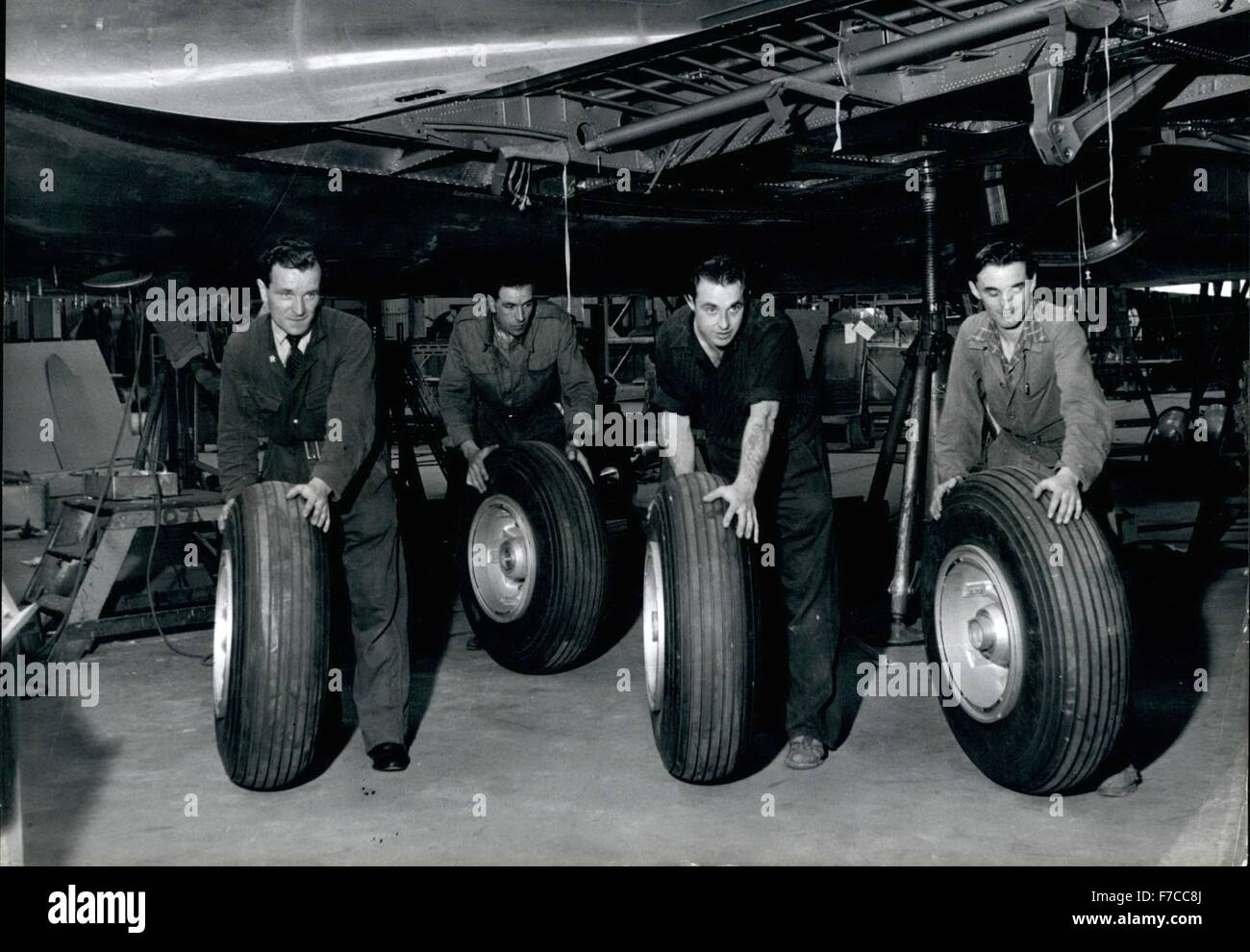 1948 - Produrre il visconte Vickers: quattro uomini con quattro ruote di grandi dimensioni. Essi sono per uno dei Visconti solo in via di completamento al Vickers Armstrong lavora a Hurn, Hants. © Keystone Pictures USA/ZUMAPRESS.com/Alamy Live News Foto Stock