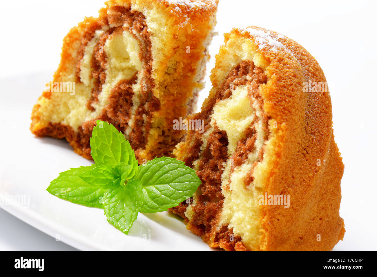 Fette di cioccolato e vaniglia bundt cake Foto Stock