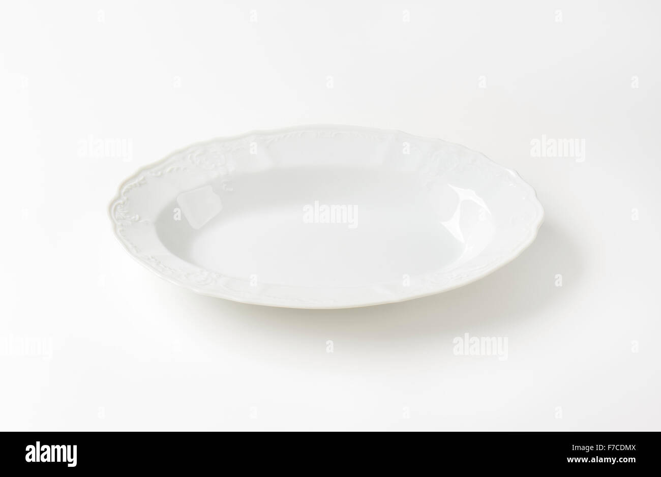 Profonda porcellana ovale ciotola con bordo decorativo Foto Stock