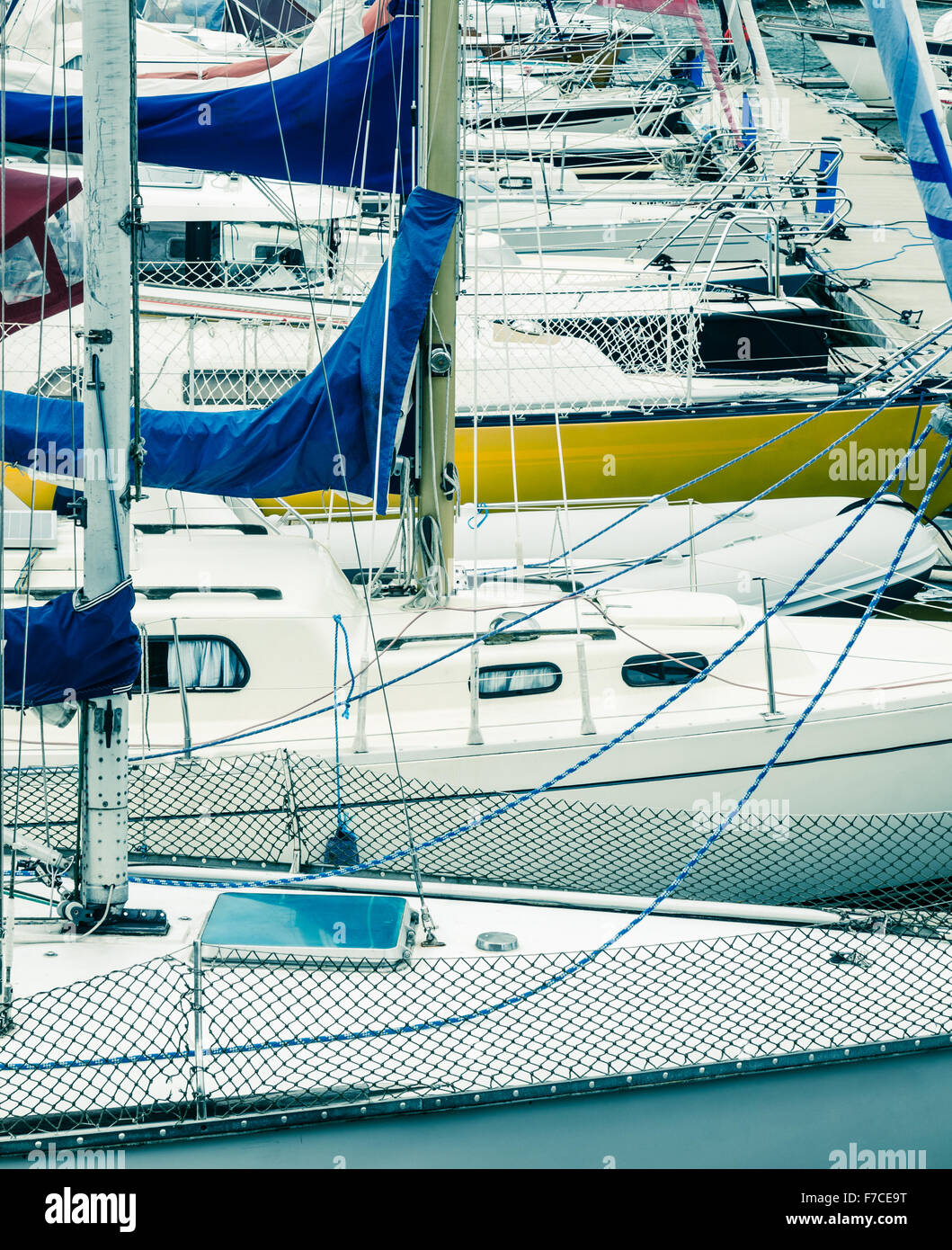 Attraccata ad una barca in porto Foto Stock