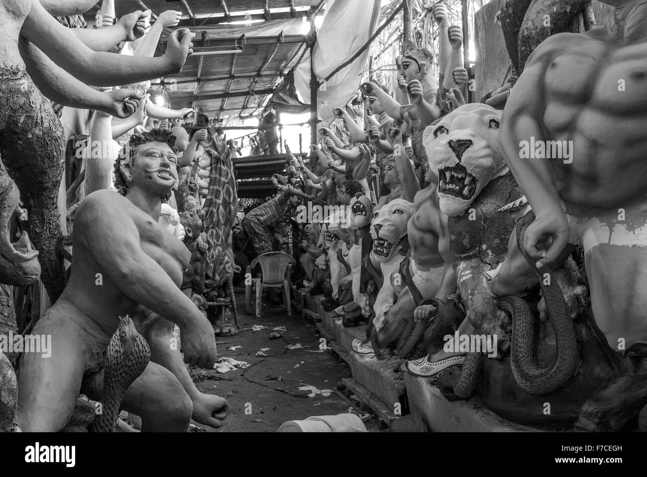 Indian idoli scultura preparazione per la Durga festival tradizionale, India. Foto Stock