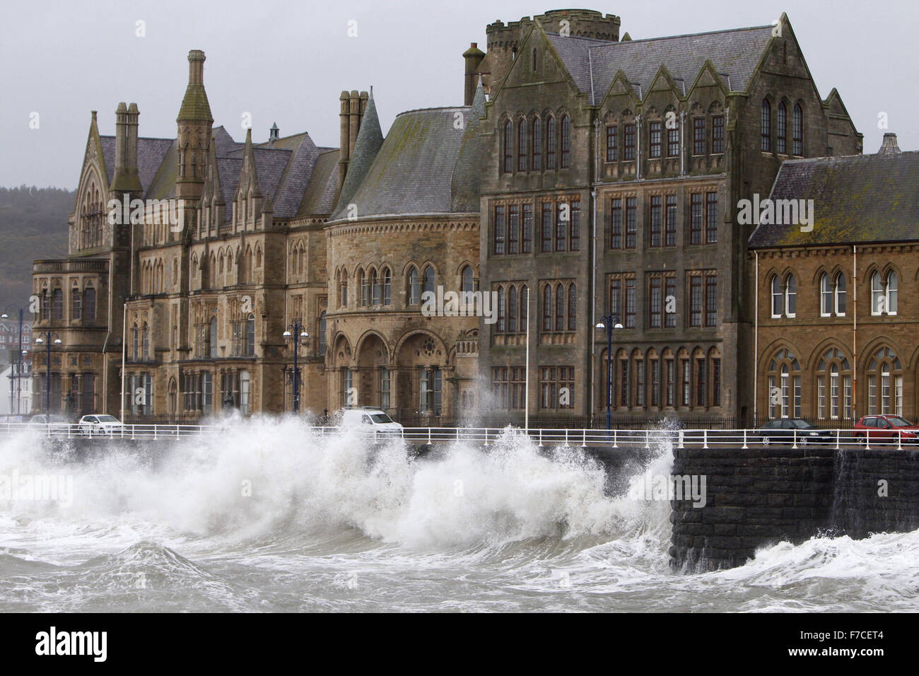 Aberystwyth, Wales, Regno Unito. Il 29 Novembre, 2015. Una bassa pressione sistema meteo offre enormi ondate smashing al mare pareti a Aberystwyth. Come tempesta Clodagh venti approcci di raggiungere una velocità di tra 60-70km/h. ©Jon Freeman/Alamy News Foto Stock