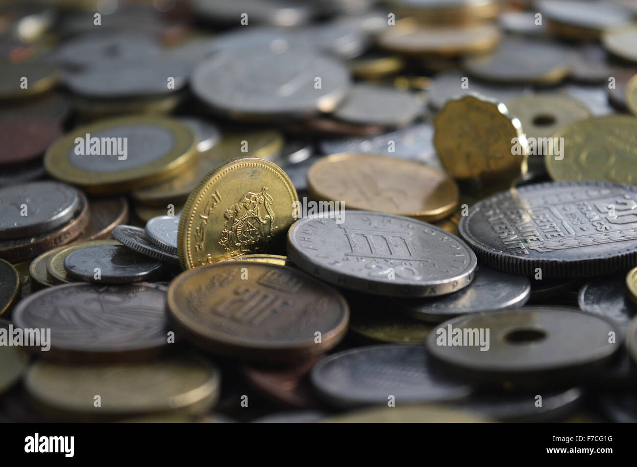 Le monete internazionali in defunta valute Foto Stock